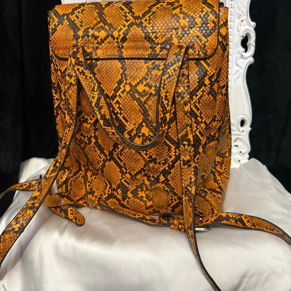 🧡Orange Snake Print faux leather Backpack🧡